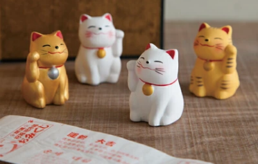 Animal Ornament Corazon Beckon Cat - Golden